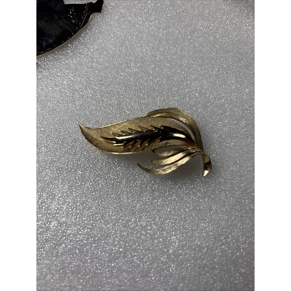 Signed CROWN TRIFARI Textured Leaf Floral Gold Tone Vtg Brooch Jewelry